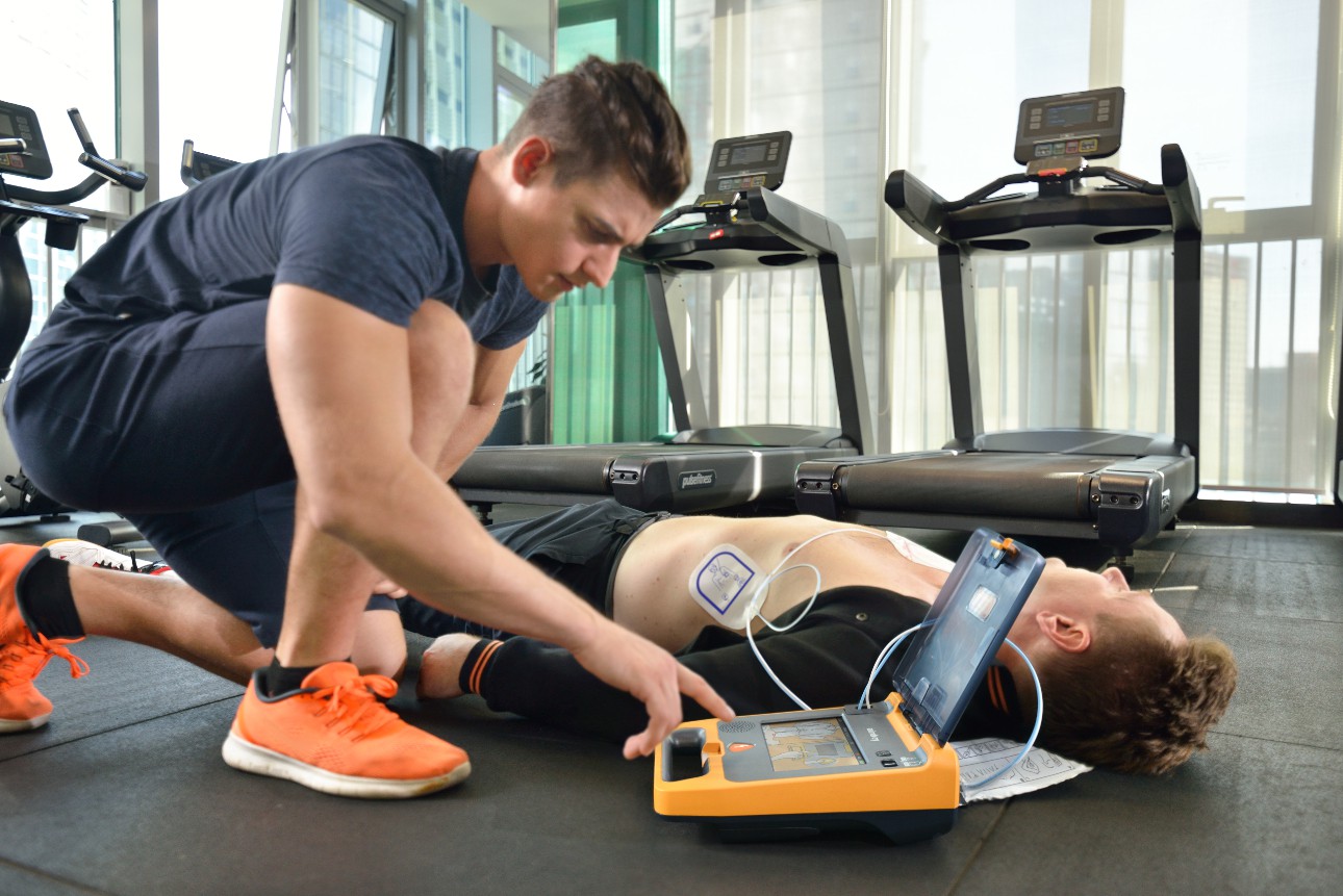 Using an durable AED on an athlete