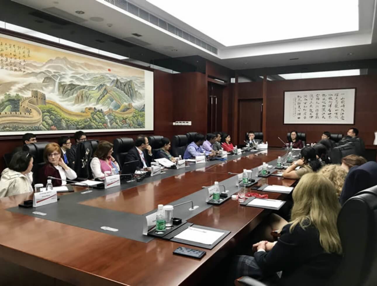 来访专家与迈瑞团队进行血液分析讨论