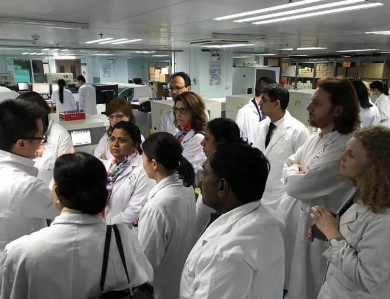 专家们参观广州中医药大学第一附属医院实验室