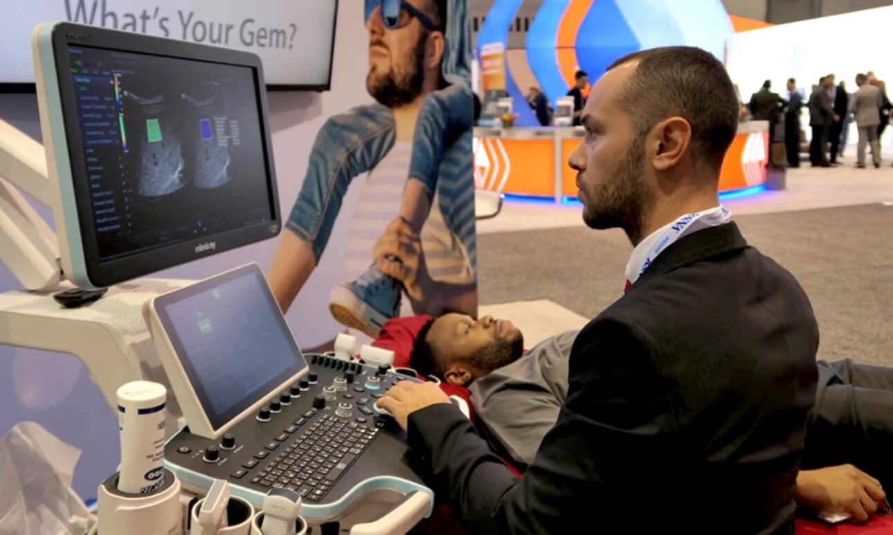 工作人员操作Resona 7