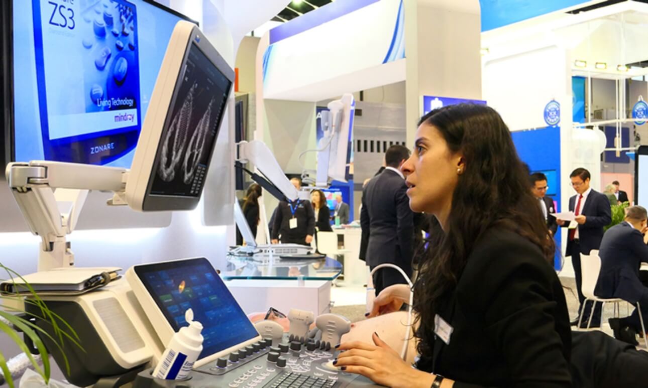 工作人员操作DC-80